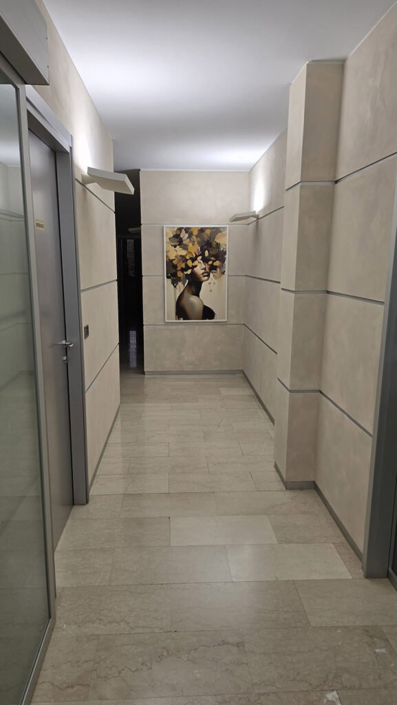 Corridoio dello studio Rigenera Medical Center a Montichiari (Brescia)